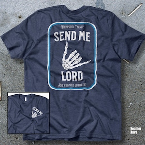 Puede incluir: Camiseta azul marino jaspeada con un gr&aacute;fico blanco y azul. El gr&aacute;fico presenta el texto "SEND ME LORD" con un gesto de mano de esqueleto. La camiseta tambi&eacute;n incluye el texto "WHOM SHALL I SEND? AND WHO WILL GO FOR US?"