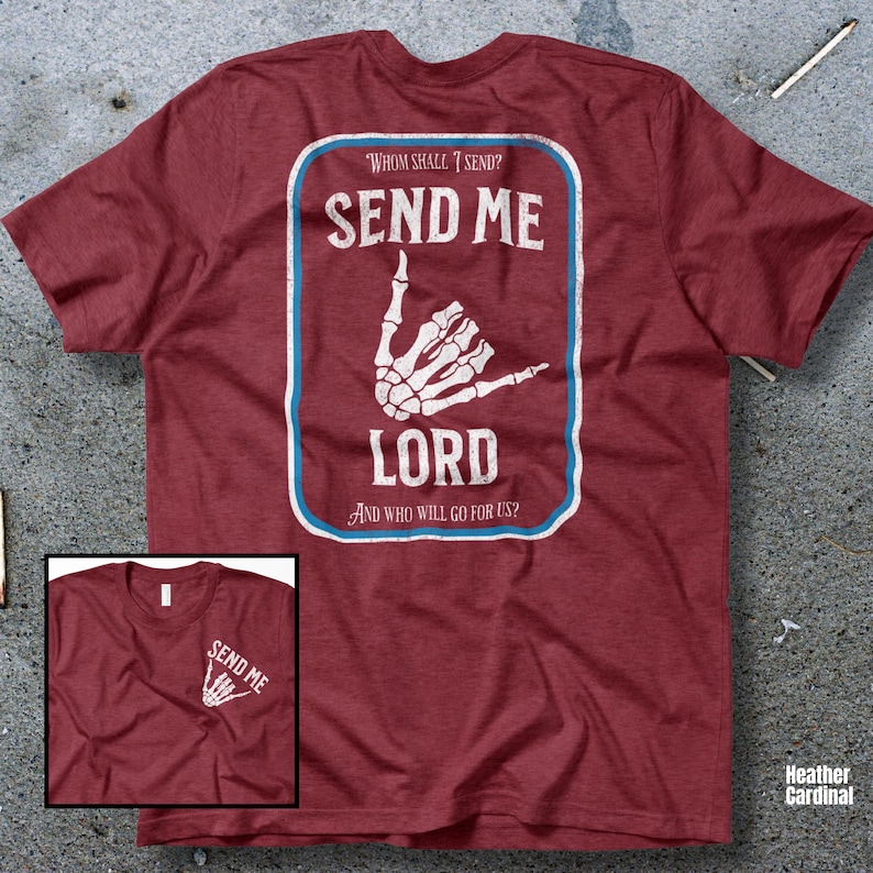 Puede incluir: Camiseta color cardenal jaspeado con un gr&aacute;fico rectangular en la espalda. El gr&aacute;fico presenta las palabras "SEND ME LORD" con un gesto de mano de esqueleto. El texto "And who will go for us?" est&aacute; debajo.