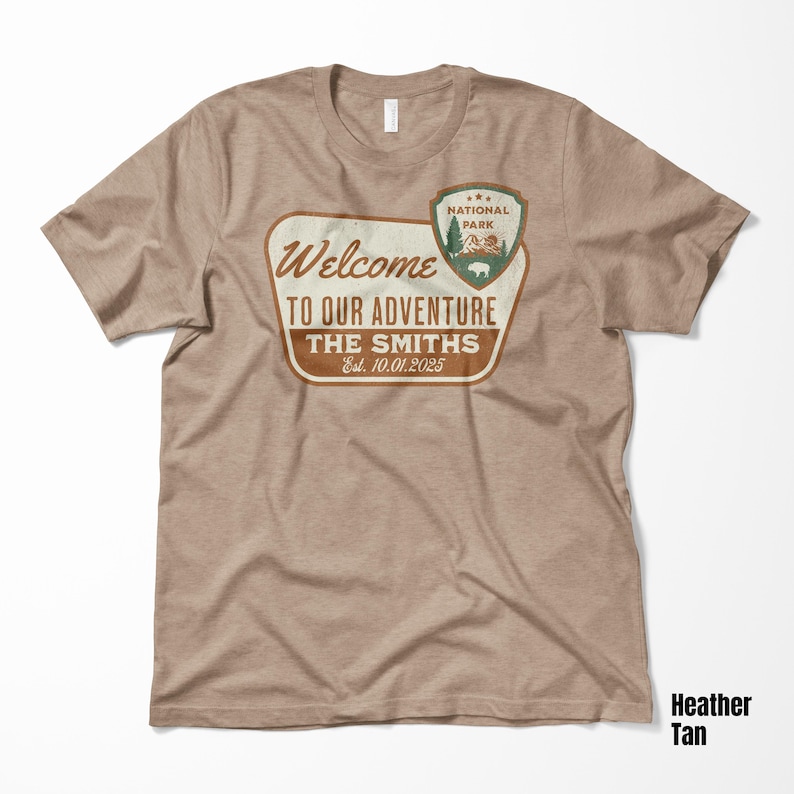 Puede incluir: Una camiseta de color marr&oacute;n claro con un cartel de parque nacional vintage de color marr&oacute;n y verde que dice "Bienvenido a nuestra aventura The Smiths Est. 10.01.2025".