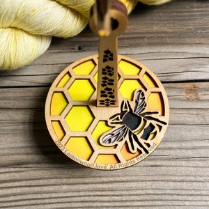 Mini-Minder de madera de limón y abeja de miel (patente en trámite): portahilos portátil para la muñeca