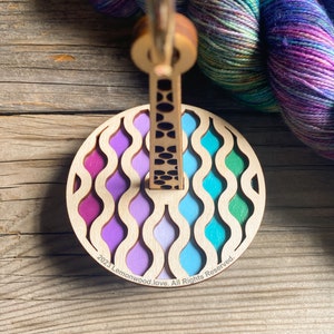 Mini-Minder Funky Wave Lemonwood (Patente en trámite): Portahilos portátil para muñeca