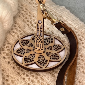 Namaste and Lace Lemonwood Mini Minder (Patente en trámite): Portahilos portátil para muñeca