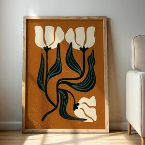 Stampa floreale di tulipani astratti in stile retrò anni '70 e moderno di metà secolo, con toni terrosi per una decorazione murale di ispirazione vintage.