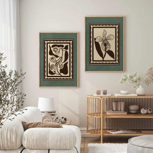 Op de afbeelding: Een set van drie keramische mokken met een gespikkelde, matte afwerking. De mokken zijn in cr&egrave;me, lichtgrijs en donkergrijs. Elke mok heeft een eenvoudig, minimalistisch ontwerp en een afgeronde handgreep.