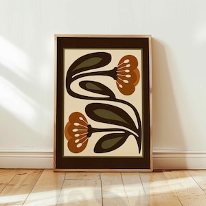 Puede incluir: L&aacute;mina art&iacute;stica enmarcada con un dise&ntilde;o floral estilizado. La obra presenta dos flores con p&eacute;talos marrones y hojas verdes sobre un fondo crema. La impresi&oacute;n est&aacute; enmarcada con un borde marr&oacute;n oscuro y un marco de madera natural, adecuada para la decoraci&oacute;n del hogar.
