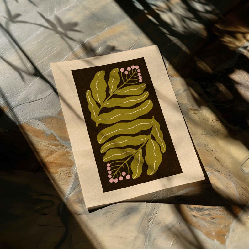 Pu&ograve; includere: Una stampa botanica su una scheda rettangolare. Il design presenta due grandi foglie verdi stilizzate con bordi ondulati e grappoli di bacche rosa su uno sfondo marrone scuro. La scheda &egrave; su una superficie strutturata, con ombre.