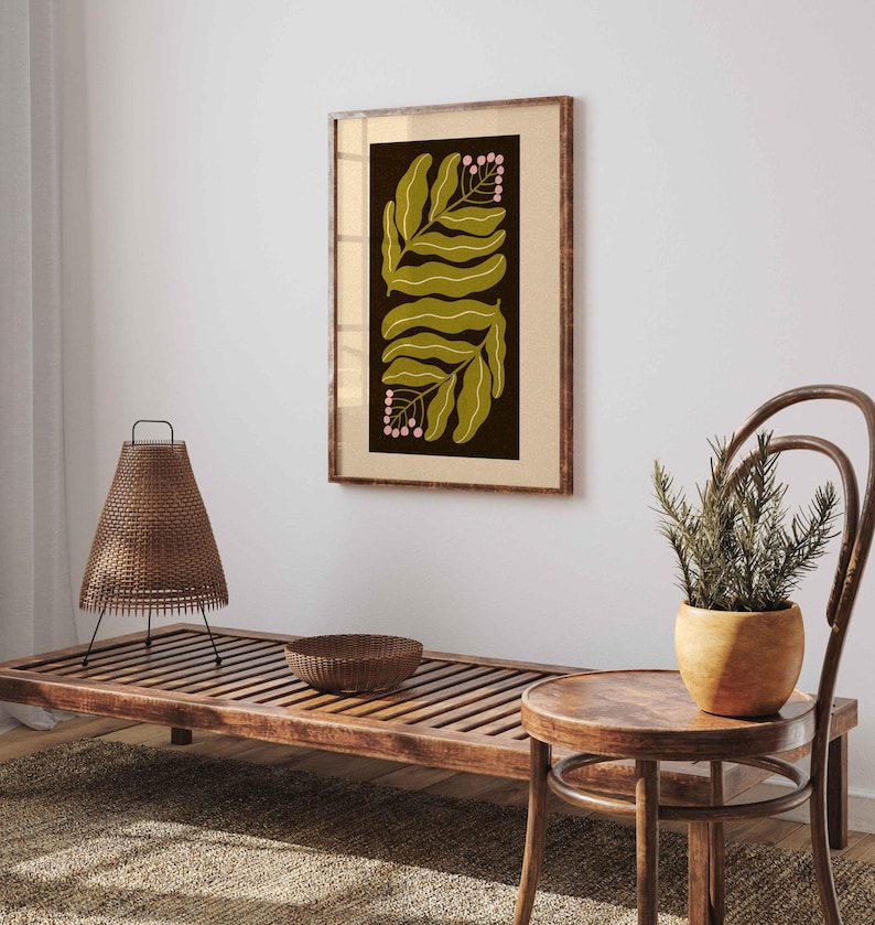 Pu&ograve; includere: Una stampa botanica incorniciata con un design simmetrico di foglie verde oliva e grappoli di bacche rosa su sfondo scuro. L'opera &egrave; racchiusa in una cornice di legno, aggiungendo calore naturale all'arredamento.