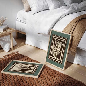 Op de afbeelding: Een set van drie keramische mokken met een gespikkelde, matte afwerking. De mokken zijn in de tinten cr&egrave;me, lichtgrijs en donkergrijs. Elke mok heeft een eenvoudig, minimalistisch ontwerp, perfect voor koffie of thee.