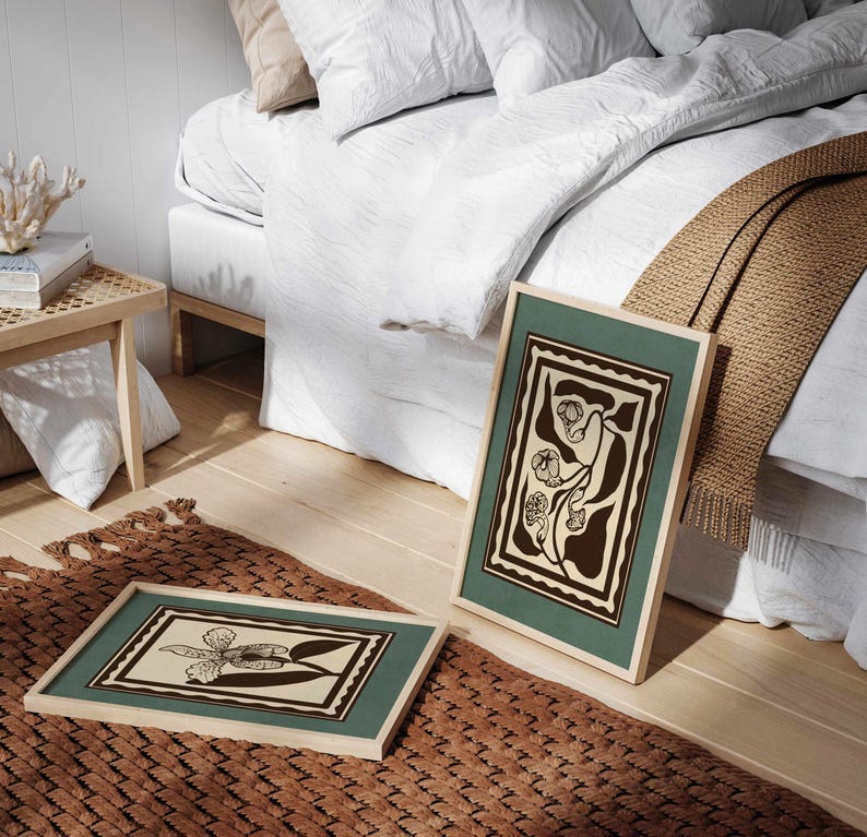 Op de afbeelding: Een set van drie keramische mokken met een gespikkelde, matte afwerking. De mokken zijn in de tinten cr&egrave;me, lichtgrijs en donkergrijs. Elke mok heeft een eenvoudig, minimalistisch ontwerp, perfect voor koffie of thee.