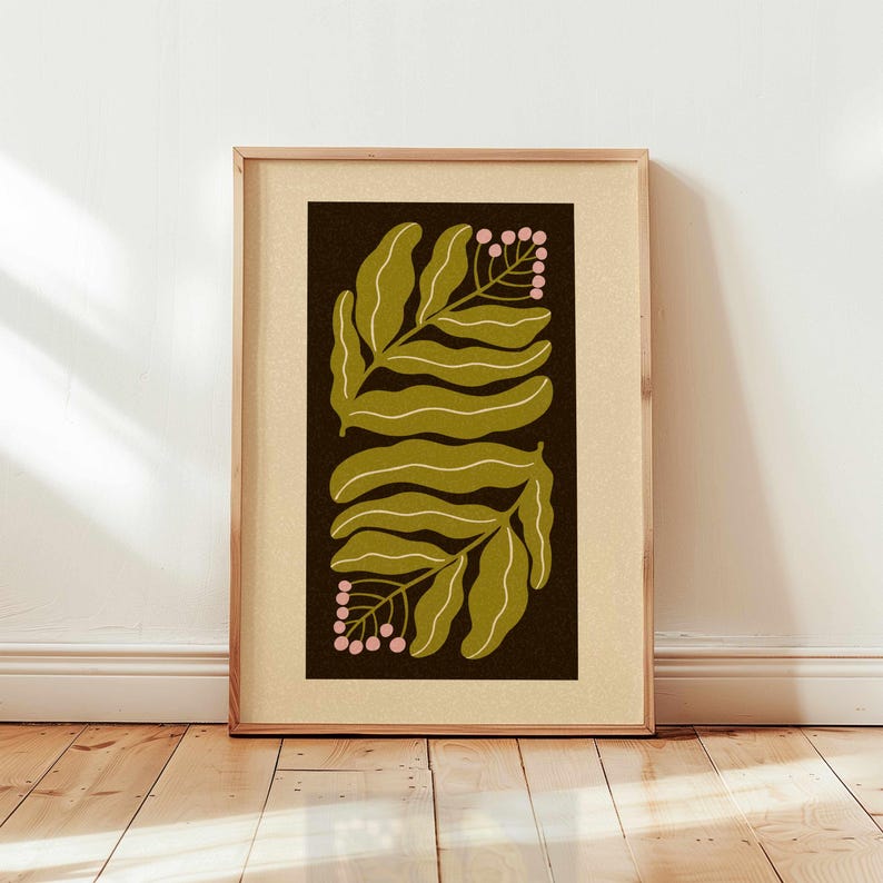 Pu&ograve; includere: Stampa artistica incorniciata con un design botanico. L'opera presenta due serie di foglie verde oliva con dettagli bianchi, su uno sfondo marrone scuro. Sono inclusi anche piccoli grappoli di bacche rosa. La stampa &egrave; racchiusa in una cornice di legno marrone chiaro.