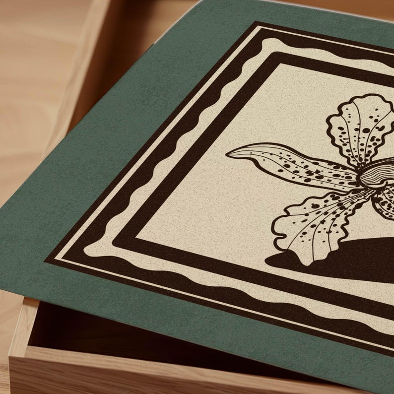 Op de afbeelding: Een rechthoekige, turquoise dienblad met een bloemenontwerp. De dienblad heeft een beige achtergrond met een gedetailleerde bruine orchidee-illustratie. De orchidee wordt omlijst door een bruine rand met een geschulpte rand.