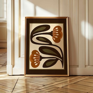 Puede incluir: L&aacute;mina floral enmarcada con dise&ntilde;o retro. La obra presenta dos flores estilizadas en tonos marr&oacute;n y naranja con hojas verdes sobre un fondo crema. La impresi&oacute;n est&aacute; encerrada en un marco marr&oacute;n con borde dorado.