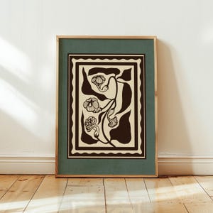 Op de afbeelding: Een witte keramische mok met een zwarte handgreep en de tekst "But First, Coffee" in een handschriftstijl. De mok staat op een wit oppervlak. De mok is ongeveer 10 cm hoog.