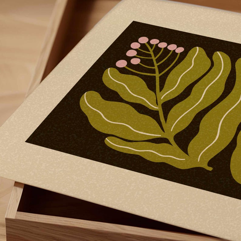 Pu&ograve; includere: Un vassoio decorativo con un design botanico. L'opera presenta una pianta stilizzata con grandi foglie verde oliva e un grappolo di bacche rosa su uno sfondo marrone scuro. Il vassoio ha un bordo beige chiaro ed &egrave; inserito in una scatola di legno.