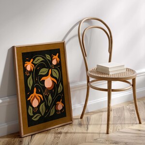 K&ouml;nnte beinhalten: Ein gerahmter Druck eines floralen Designs mit orangefarbenen und rosafarbenen Blumen mit gr&uuml;nen Bl&auml;ttern auf schwarzem Hintergrund. Der Rahmen ist aus braunem Holz.