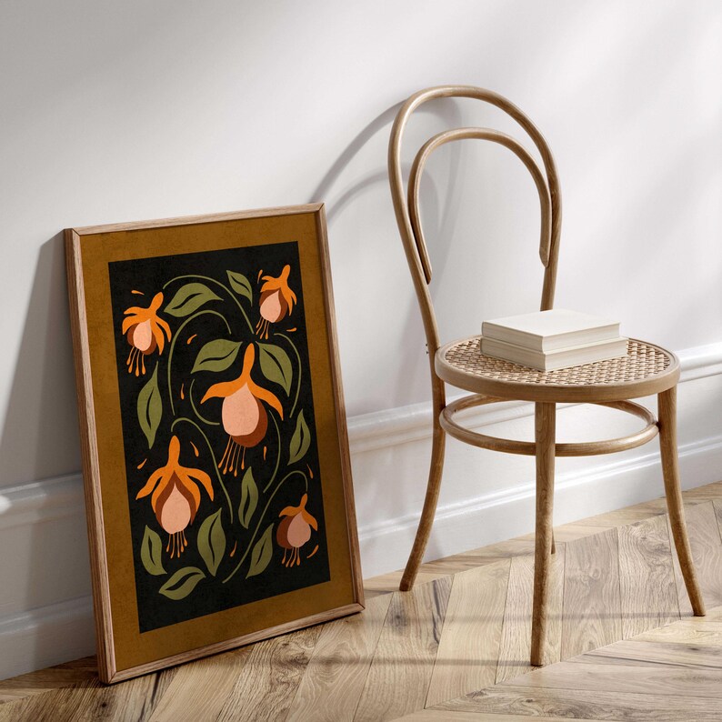 K&ouml;nnte beinhalten: Ein gerahmter Druck eines floralen Designs mit orangefarbenen und rosafarbenen Blumen mit gr&uuml;nen Bl&auml;ttern auf schwarzem Hintergrund. Der Rahmen ist aus braunem Holz.