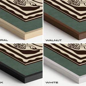 Op de afbeelding: Een witte keramische mok met een zwart handvat en de tekst "But First, Coffee" in een zwarte, vette letter. De mok staat op een wit oppervlak.