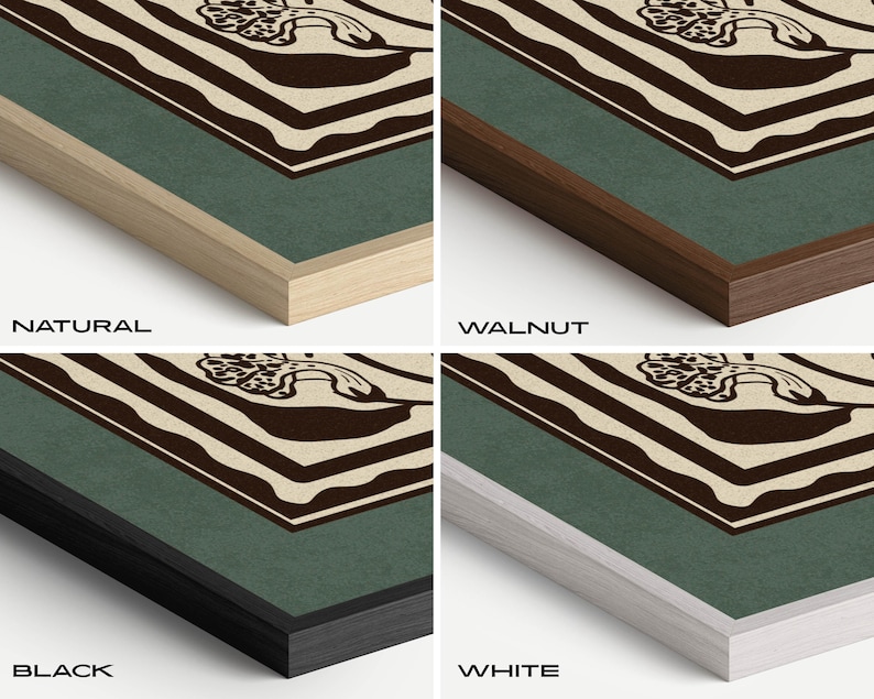 Op de afbeelding: Een witte keramische mok met een zwart handvat en de tekst "But First, Coffee" in een zwarte, vette letter. De mok staat op een wit oppervlak.