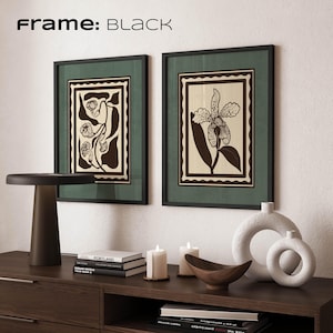 Op de afbeelding: Een set van drie keramische mokken met een gespikkelde, matte afwerking. De mokken zijn in de kleuren cr&egrave;me, lichtgrijs en donkergrijs. Elke mok heeft een eenvoudig, minimalistisch ontwerp, perfect voor koffie of thee.