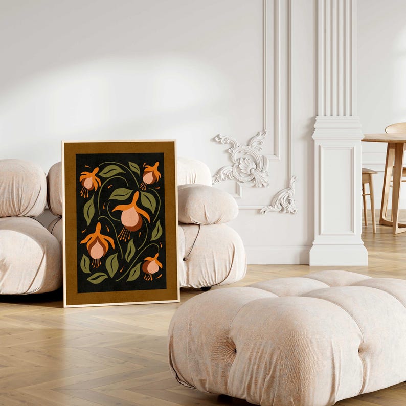 K&ouml;nnte beinhalten: Ein gerahmter Druck einer botanischen Illustration mit orangefarbenen und rosafarbenen Bl&uuml;ten mit gr&uuml;nen Bl&auml;ttern auf einem dunkelbraunen Hintergrund.