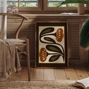 Puede incluir: Una impresi&oacute;n art&iacute;stica enmarcada con un dise&ntilde;o floral estilizado en tonos marr&oacute;n, verde oliva y crema. La obra de arte se exhibe en un marco de madera, agregando un toque de calidez a la decoraci&oacute;n de la habitaci&oacute;n. La impresi&oacute;n est&aacute; sobre un fondo neutro.