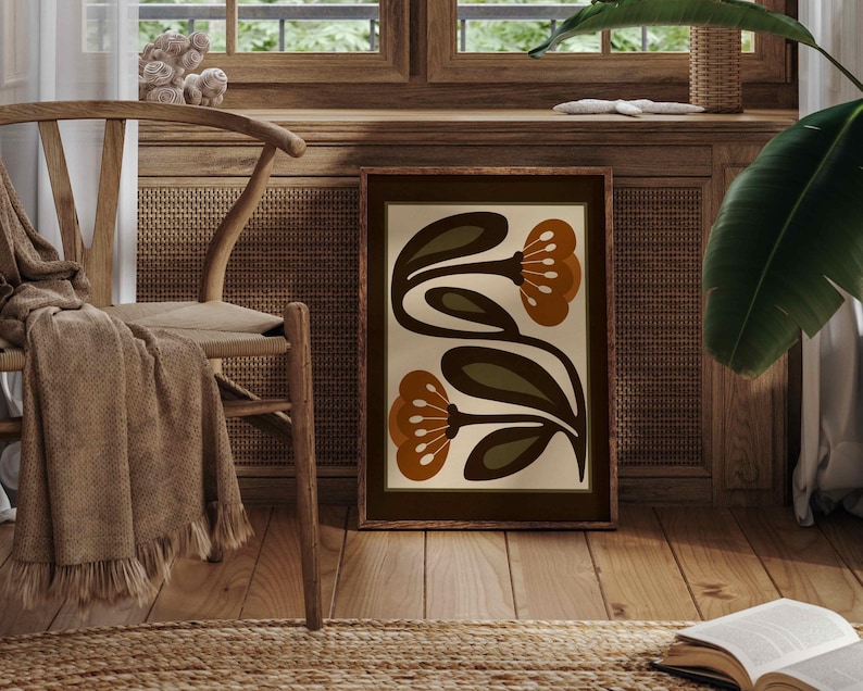 Puede incluir: Una impresi&oacute;n art&iacute;stica enmarcada con un dise&ntilde;o floral estilizado en tonos marr&oacute;n, verde oliva y crema. La obra de arte se exhibe en un marco de madera, agregando un toque de calidez a la decoraci&oacute;n de la habitaci&oacute;n. La impresi&oacute;n est&aacute; sobre un fondo neutro.
