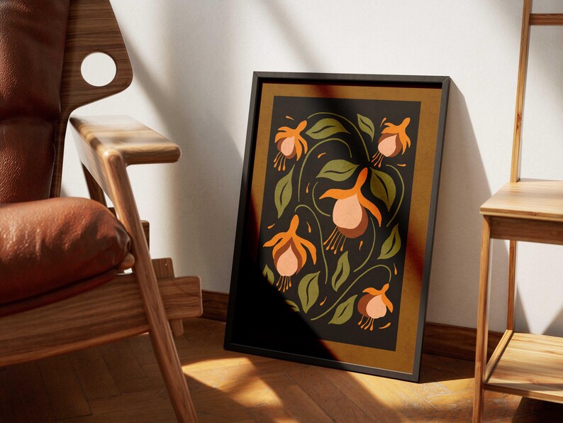 K&ouml;nnte beinhalten: Ein gerahmter Druck mit einem stilisierten Blumendesign mit orangefarbenen und rosafarbenen Blumen auf einem dunkelgr&uuml;nen Hintergrund. Der Rahmen ist schwarz mit einer braunen Passepartout.