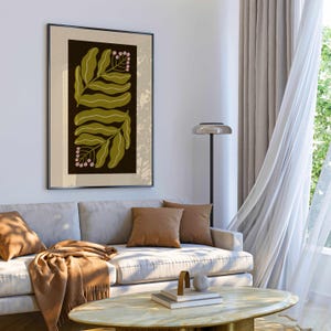 Pu&ograve; includere: Opera d'arte da parete incorniciata con un design botanico. L'opera presenta due gruppi di foglie verde oliva con accenti bianchi su uno sfondo marrone scuro. Sono presenti anche dettagli rosa a forma di bacca. La cornice &egrave; nera con un bordo beige.