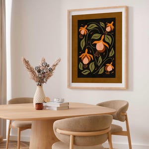 K&ouml;nnte beinhalten: Eine gerahmte Illustration von orangefarbenen und rosafarbenen Blumen mit gr&uuml;nen Bl&auml;ttern auf einem dunkelbraunen Hintergrund. Der Rahmen ist aus hellem braunem Holz und die Illustration ist im modernen Stil gehalten.