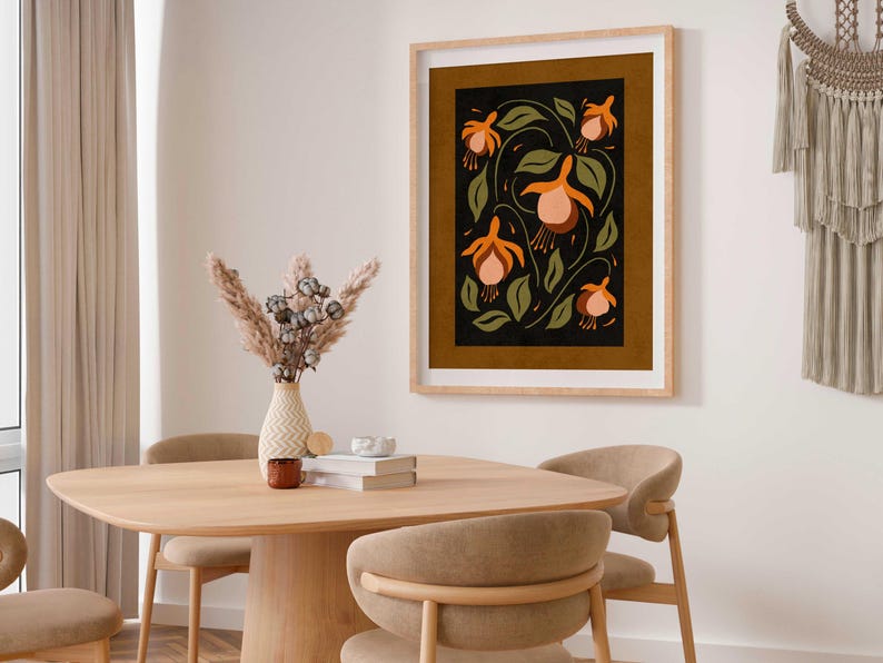 K&ouml;nnte beinhalten: Eine gerahmte Illustration von orangefarbenen und rosafarbenen Blumen mit gr&uuml;nen Bl&auml;ttern auf einem dunkelbraunen Hintergrund. Der Rahmen ist aus hellem braunem Holz und die Illustration ist im modernen Stil gehalten.