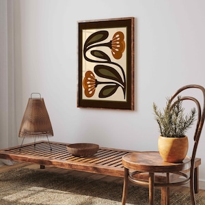 Puede incluir: Impresi&oacute;n art&iacute;stica enmarcada con un dise&ntilde;o floral estilizado. La obra presenta dos flores con p&eacute;talos marrones y hojas verde oscuro sobre un fondo crema, en un marco marr&oacute;n oscuro. Adecuado para la decoraci&oacute;n del hogar.