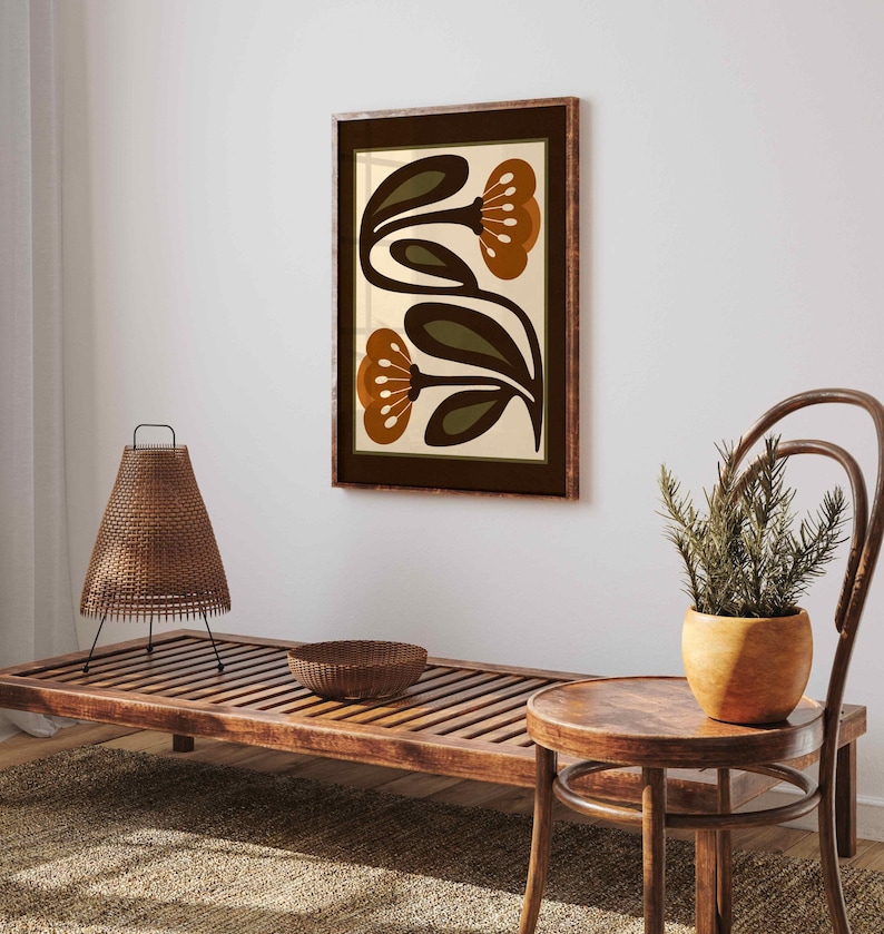 Puede incluir: Impresi&oacute;n art&iacute;stica enmarcada con un dise&ntilde;o floral estilizado. La obra presenta dos flores con p&eacute;talos marrones y hojas verde oscuro sobre un fondo crema, en un marco marr&oacute;n oscuro. Adecuado para la decoraci&oacute;n del hogar.