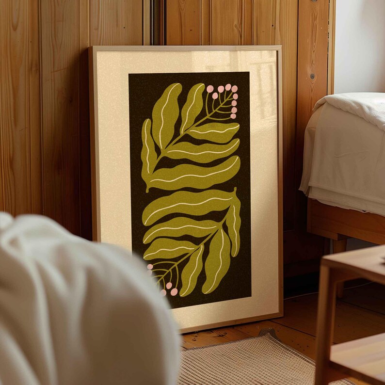 Pu&ograve; includere: Stampa artistica incorniciata con un motivo botanico. Due grandi foglie verde oliva con venature bianche su sfondo marrone scuro. Grappoli di bacche rosa accentuano il design. L'opera &egrave; in una cornice di legno chiaro, adatta all'arredamento.
