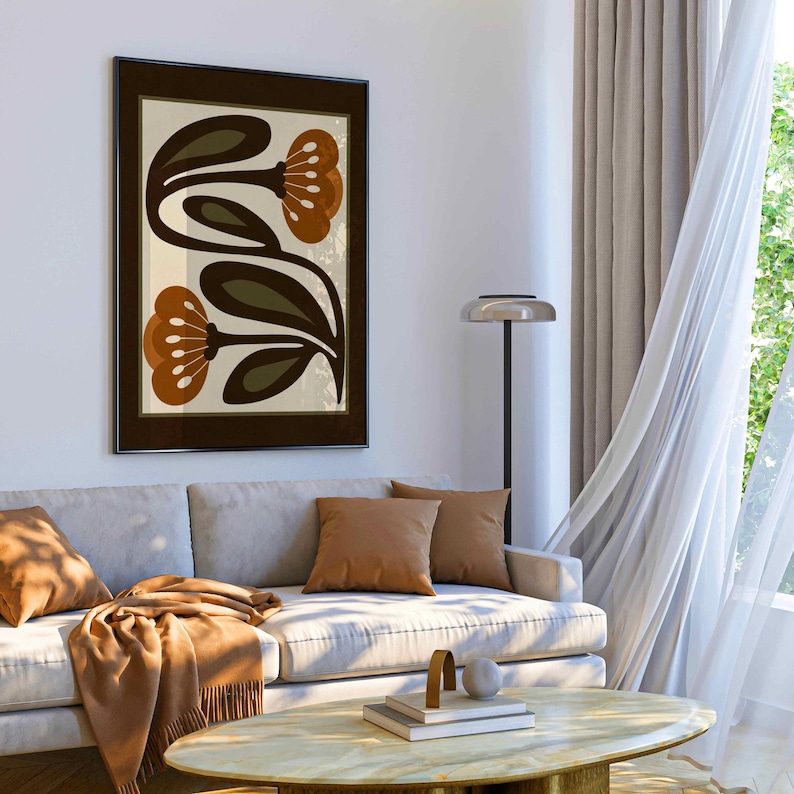 Puede incluir: Una impresi&oacute;n art&iacute;stica floral enmarcada con dos flores estilizadas en tonos marr&oacute;n y naranja sobre un fondo beige. La obra de arte est&aacute; enmarcada en un marco marr&oacute;n oscuro, adecuada para la decoraci&oacute;n del hogar.