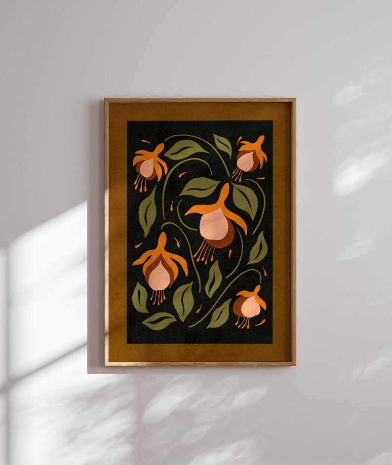 K&ouml;nnte beinhalten: Ein gerahmter Druck mit schwarzem Hintergrund, der ein stilisiertes Blumenmuster aus orangefarbenen und rosafarbenen Blumen mit gr&uuml;nen Bl&auml;ttern zeigt.