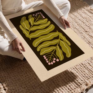 Pu&ograve; includere: Una stampa artistica rettangolare con un design botanico. L'opera presenta due grandi foglie verdi stilizzate con venature bianche su uno sfondo marrone scuro. Sono presenti anche piccole bacche rosa. La stampa ha un bordo color crema.