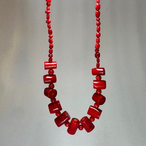 Colar de declaração de granada vermelha, colar de contas vermelhas artístico, colar vermelho ajustável feito à mão