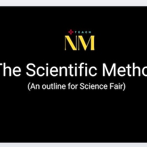 Puede incluir: Un fondo negro con un borde amarillo y un logotipo amarillo y rojo que dice "Teach NM". El texto "The Scientific Method" está en blanco con una bombilla amarilla a cada lado. Debajo del texto está la frase "(An outline for Science Fair)" en blanco.
