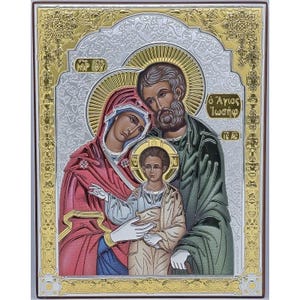 Puede incluir: Icono religioso que representa una familia con halos, enmarcado en oro y plata. Las figuras visten de rojo, verde y beige. El fondo presenta intrincados patrones y texto griego. El icono está dentro de un marco de madera decorativo.