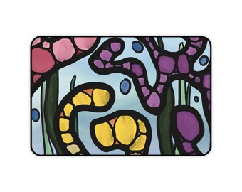 Op de afbeelding: Abstracte illustratie van kleurrijk onderwaterleven met paarse, gele en roze koralen en zeewier op een blauwe achtergrond.