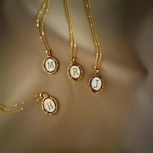 Collar con colgante inicial de oro vintage, regalo personalizado para mamá, collar con letra ovalada de esmalte blanco, regalo para dama de honor, regalo de cumpleaños para ella