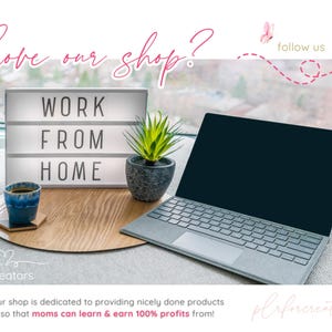 K&ouml;nnte beinhalten: Ein Laptop, eine kleine Topfpflanze, eine Tasse Kaffee und ein Leuchtzeichen mit der Aufschrift "ARBEIT VON ZUHAUSE" stehen auf einem Holztisch. Der Laptop ist ge&ouml;ffnet und der Bildschirm ist schwarz. Das Schild ist wei&szlig; mit schwarzen Buchstaben. Die Pflanze ist gr&uuml;n und hat einen grauen Topf. Die Kaffeetasse ist blau und wei&szlig;. Der Tisch ist braun und hat eine helle Holzmaserung. Der Hintergrund ist ein verschwommenes Bild eines Fensters mit Blick auf eine Stadt.