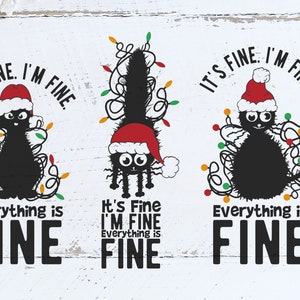 Puede incluir: Tres gatos negros con gorros de Papá Noel están enredados en luces de Navidad. El texto dice "Está bien. Estoy bien. Todo está bien."