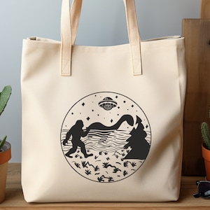 Bigfoot Svg, Monstruo del Lago Ness Svg, Alien Svg, Sasquatch Funny Bigfoot Svg, Camisa Yeti, Ufo Alien Tee, Camping Senderismo Svg,