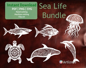 Könnte beinhalten: Ein Set aus sechs filigranen, weißen, lasergeschnittenen Meereslebewesen-Designs, darunter ein Hai, ein Fisch, eine Schildkröte, ein Wal, ein Delfin und eine Qualle. Die Designs befinden sich auf einem braunen Lederhintergrund. Der Text "Instant Download Sea Life Bundle PDF | PNG | SVG Hand cutting Machine cutting Clip art" befindet sich oben im Bild.