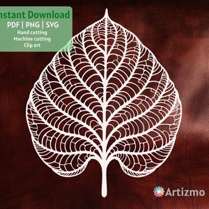 Può includere: Un design di foglie bianche dettagliato, tagliato con motivi intricati, su uno sfondo marrone scuro. L'immagine include testo in un riquadro verde che dice "Instant Download PDF | PNG | SVG" e altri dettagli del prodotto.