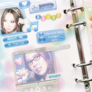 Puede incluir: Una p&aacute;gina de un planificador con un dise&ntilde;o azul y rosa. La p&aacute;gina tiene un perfil digital con el texto "User Is Online" y un reproductor de m&uacute;sica con el texto "Happy". La p&aacute;gina tambi&eacute;n tiene una pegatina con el texto "This user loves Frutiger aero" y una pegatina con el texto "I Love Music".