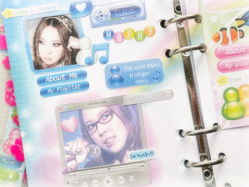 Puede incluir: Una p&aacute;gina de un planificador con un dise&ntilde;o azul y rosa. La p&aacute;gina tiene un perfil digital con el texto "User Is Online" y un reproductor de m&uacute;sica con el texto "Happy". La p&aacute;gina tambi&eacute;n tiene una pegatina con el texto "This user loves Frutiger aero" y una pegatina con el texto "I Love Music".
