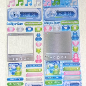 Puede incluir: Una hoja de pegatinas coloridas con un tema musical. Las pegatinas incluyen un reproductor MP3 azul y blanco, notas musicales, corazones, estrellas, peces y una variedad de otros dise&ntilde;os. Las pegatinas son perfectas para decorar diarios, planificadores y otros art&iacute;culos.