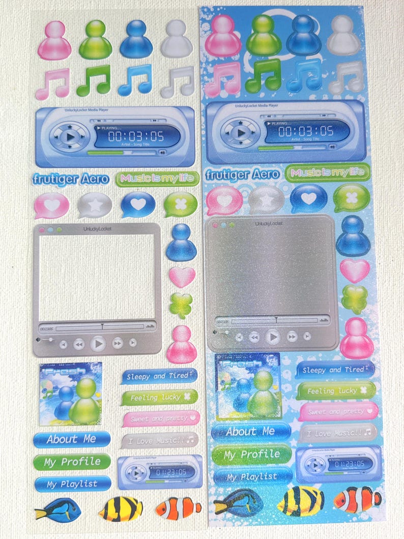 Puede incluir: Una hoja de pegatinas coloridas con un tema musical. Las pegatinas incluyen un reproductor MP3 azul y blanco, notas musicales, corazones, estrellas, peces y una variedad de otros dise&ntilde;os. Las pegatinas son perfectas para decorar diarios, planificadores y otros art&iacute;culos.
